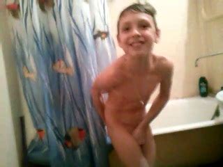 Девочка застала его голым в ванной watch online