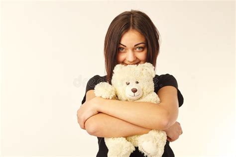 Vrij Boze Meisjes Wurgende Teddybeer Stock Afbeelding Image Of Vrouw