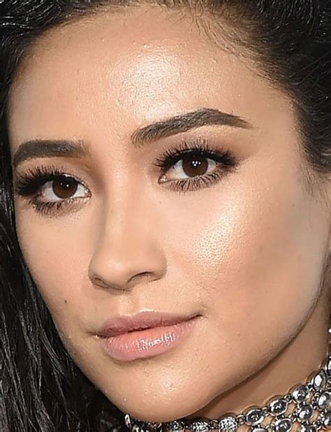 close up of shay mitchell at the 2016 elle women in hollywood awards hooded eye makeup hooded