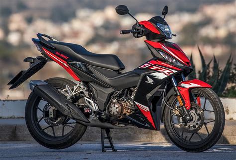The last time we swung a leg over this bike, we couldn't even get it out of. HONDA 2019: Νέος τιμοκατάλογος και προσφορές - MotorBike.gr