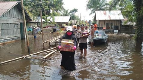 Polsek Kota Besi Bersama Bhayangkari Respon Cepat Bencana Banjir Dengan