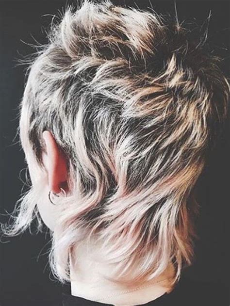 With this style, frank shows you how to transform thick, wavy hair into a chic, modern mullet.instagram: Pin on Frisuren Trends 2019