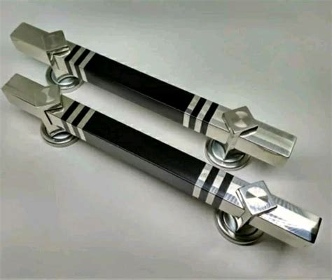 Meski terlihat tradisional, model handle pintu ini tetap mengusung tema besar minimalis. 10 Handle Pintu Rumah Gradino Konsep Top!