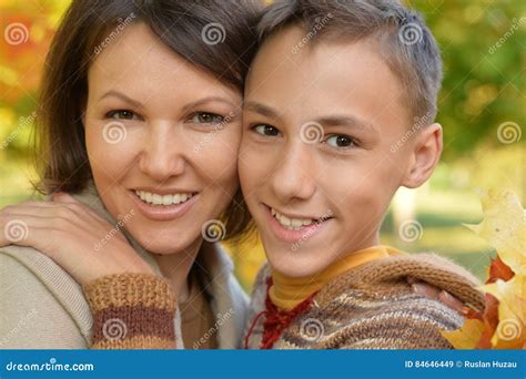 Retrato De La Madre Y Del Hijo Imagen De Archivo Imagen De Sensible