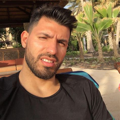 He has silvery, blue hair (as is the norm for those from the khun family) that reaches his shoulders. Sergio Aguero Haircut: Tips On How To Style | Sergio kun ...