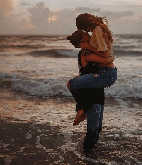 Fotos En Parejas En La Playa Una Pareja Observa La Puesta De Sol En La Playa De Phu