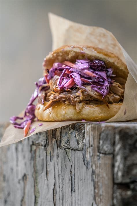 Pulled Pork Burger mit bayerischem Coleslaw und Barbecue Sauce