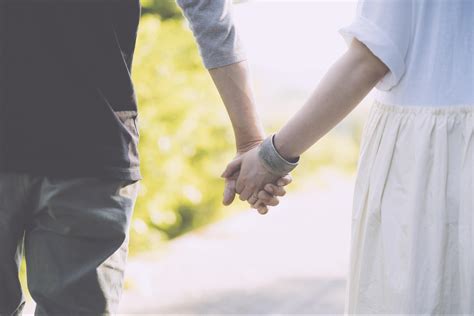 付き合う前のデートで手を繋ぐ方法＆女性から手を繋ぐ心理を徹底解説