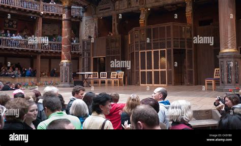 Globe Theatre Audience Hi Res Stock Photography And Images Alamy