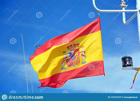 Ebay die flagge befindet sich in einem super zustand und wurde von der fahnenfabrik sevelen ag. Spanische Flagge Auf Einem Boot, Ayamonte, Spanien ...