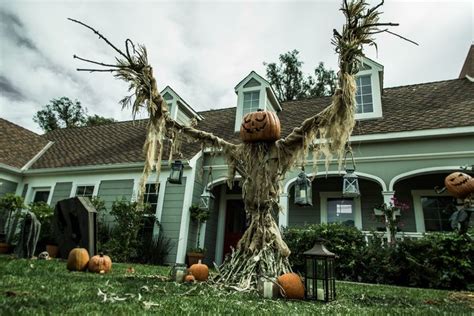 diy giant scarecrow in 2020 scary scarecrow halloween garden decorations halloween outdoor