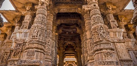 Keempat seleb ini nampak tak bisa menyembunyikan kesedihan di mata mereka. Modhera Sun Temple