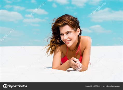 lächelnd schöne sexy mädchen badeanzug sandstrand liegend mit blauem himmel — stockfoto