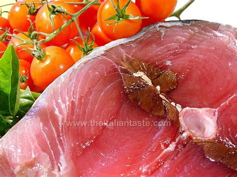 Aggiungete la miscela di acqua, aceto e zucchero. Tonno saltato in padella