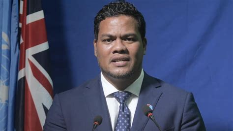 Le Ministre De Lîle De Tuvalu Les Pieds Dans Leau à La Cop26