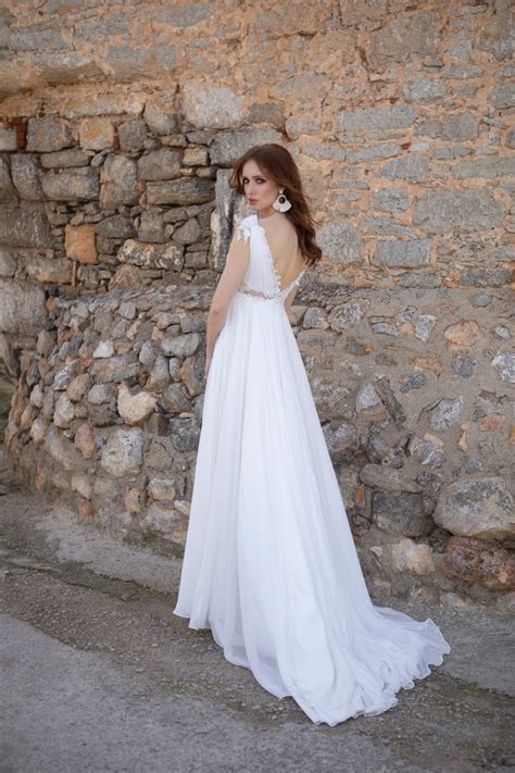 Diesen bezeichnungen wirst du auf der suche nach deinem lieblingsbrautkleid auf jeden fall begegnen. Hochzeitskleid im fließenden Empire-Schnitt von Emine Yildirim