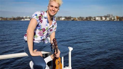 Als jugendlicher lernt er klavier und geige. Jendrik Sigwart stellt seinen ESC-Song vor - WELT