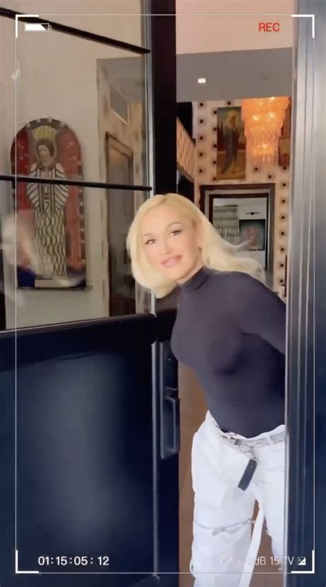 Gwen Stefani Shows Off Eclectic Hallway And Glam Room At Mansion With