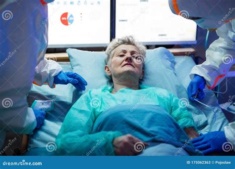 Paciente Infectado En Cuarentena Acostado En El Concepto De Coronavirus