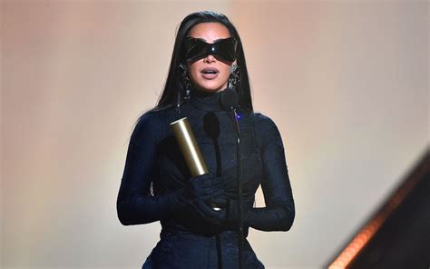Kim Kardashian Wins Fashion Icon Award At 2021 Peoples Choice Awards Forsaleon