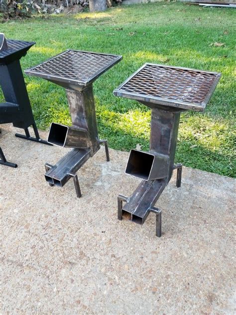 I've been obsessing over the idea of making a diy fire pit for the backyard as of late, and this one made of upcycled tire rims has hooked me. Estufa casera in 2019 | Diy rocket stove, Rocket stove ...