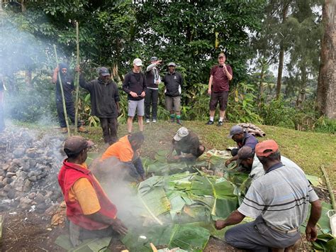 Eating Mumu In Papua New Guinea — Young Pioneer Tours