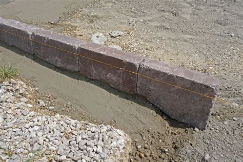 Schön wäre noch das an mischen des betons (reihenfolge) zu erläuter, das habe ich nämlich noch nie gemacht und das mischungsverhältnis zement und zuschlagstoff. Randsteine setzen - Anleitung um Betonrandsteine zu ...