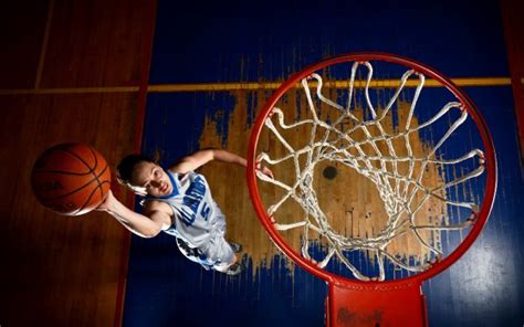 Les Fonds Décran Homme en Maillot Bleu et Blanc Jouant au Basket ball