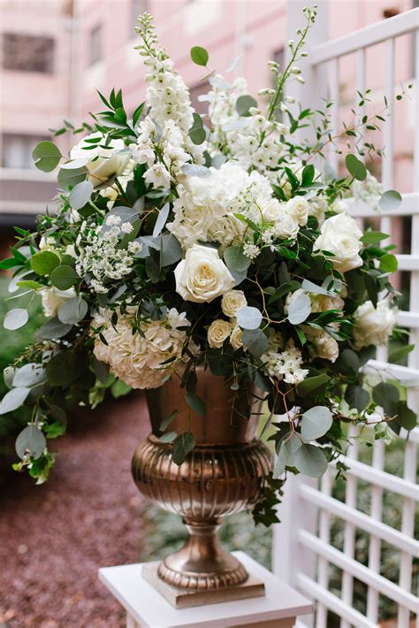 Wedding Altar Flowers Minimalis