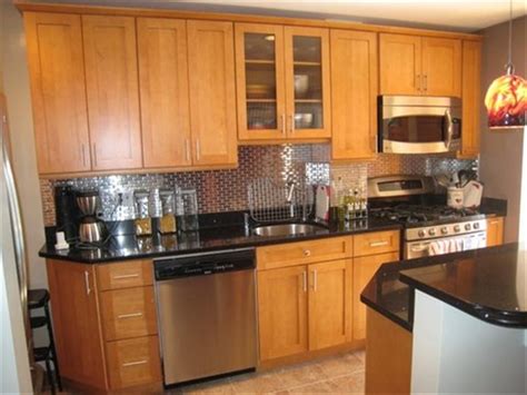 Neutral colored maple cabinets in medium brown can be paired with beige, white, or grey what backsplash looks good with white cabinets? Honey Colored Kitchen Cabinets | Trendy kitchen backsplash, Contemporary kitchen cabinets, Maple ...