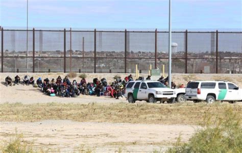Migrantes Logran Cruzar A Texas Y Se Entregan A ‘la Migra