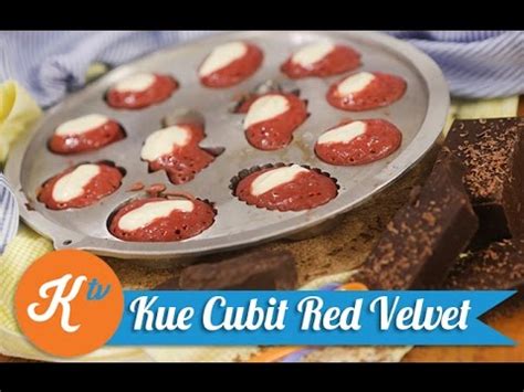 Setelah donat tidak panas, lubangi pinggirannya dengan sumpit lalu isi dengan pasta coklat. ️ Resep Kue Cubit Keju