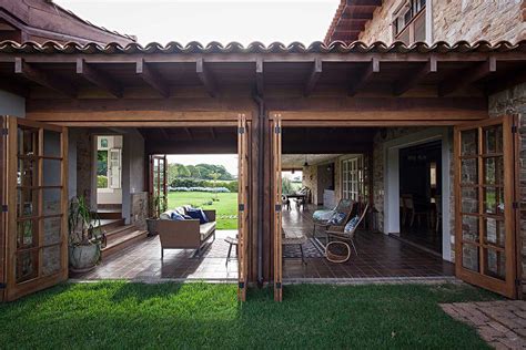 A la hora de rehabilitar una casa antigua, es normal buscar ideas y consejos que nos permitan mejorar la fachada. Casas Rústicas: Modernas, Simples, de Campo, da Roça ...