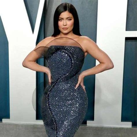 Kylie Jenner Couldnt Sit In Her Oscars Dress—but It Was Totally Worth