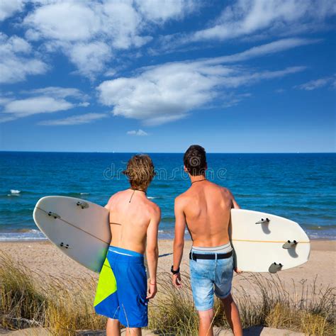 Vue Arrière De Surfers De L adolescence De Garçons Et De Filles