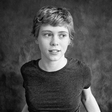 Sophia Lillis Chicas De Cabello Rizado Estilo De Pelo Corto Fotos