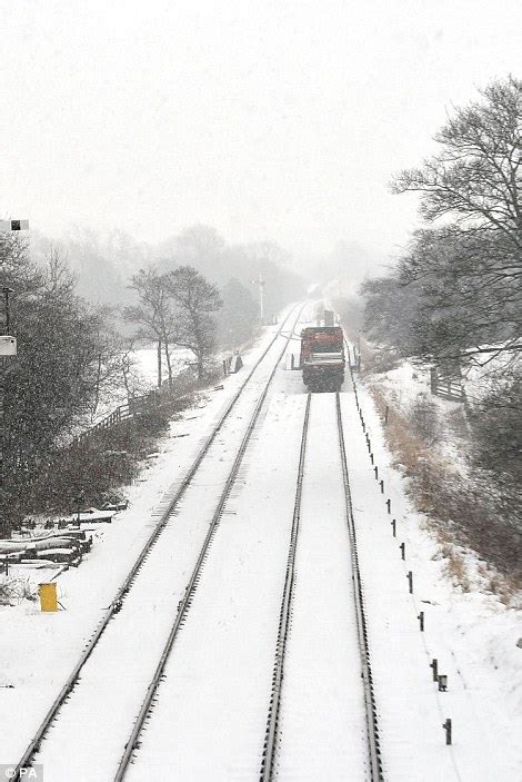 Aerial Pictures Show Blanket Of Snow Covering The Uk Daily Mail Online