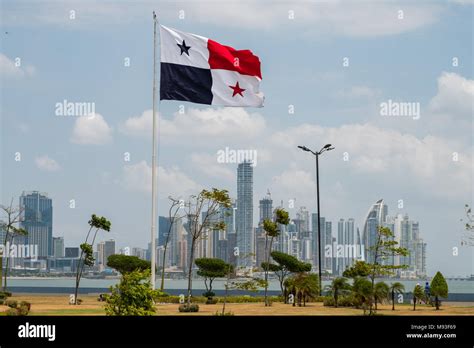 Bandera Nacional De Panamá Con El Horizonte De La Ciudad De Panamá En