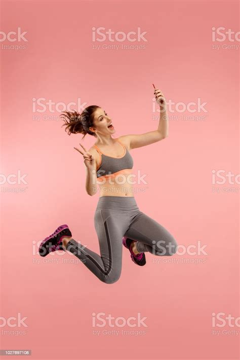 예쁜 젊은 여자 점프 하는 동안 휴대 전화의 전체 길이 동작 활동에 대한 스톡 사진 및 기타 이미지 동작 활동 매력적인 모던 양식 Istock