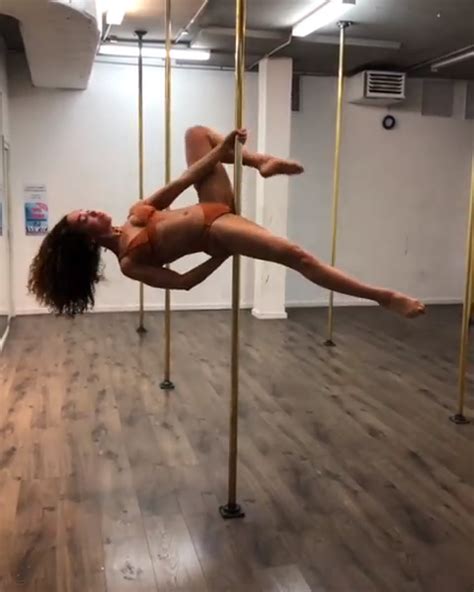 Das komplette angebot findet ihr auch auf unserer news seite! Pin von Maokoo auf Strip in 2020 | Pole dance fitness ...