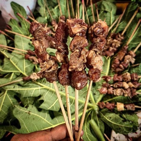 Gunakan panas sedang biar dagingnya matang merata. 10 Cara Memasak Sate Kambing yang Empuk dan Bebas Bau