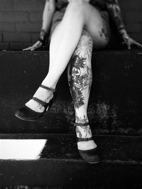 Fotos gratis mano zapato en blanco y negro mujer fotografía hembra pierna modelo