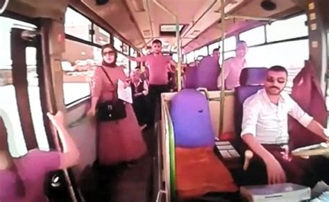 hareket halindeki otobüsün altında kalan genç kızın korkunç ölümü kameralara yansıdı türkiye