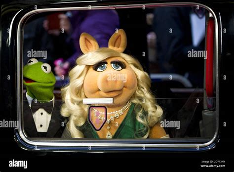 Kermit The Frog And Miss Piggy Arriving At The Premiere Of Muppets Most