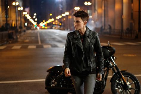 The First Batwoman Trailer Finally Gives Fans The Same Sex Superhero