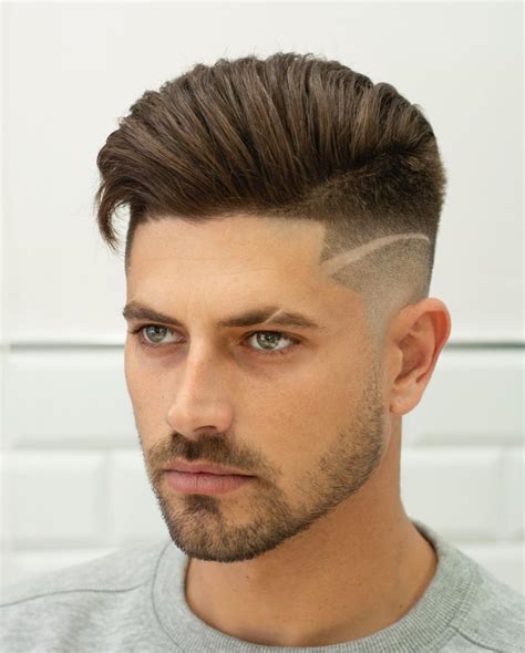 Muitos homens estão adotando o risco no cabelo e na sobrancelha está super em alta este estilo