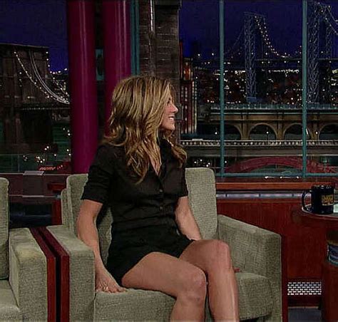 Voyeur Pictures Of Jennifer Aniston Flashes Her Legs