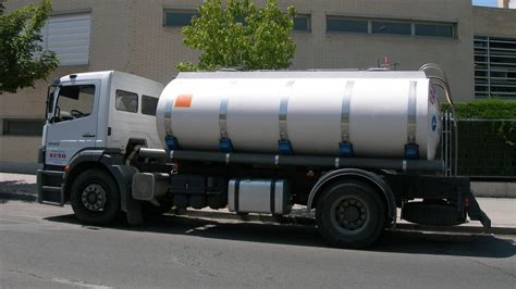 Hueco Tareas Del Hogar Silenciosamente Camion De Cisterna De Agua