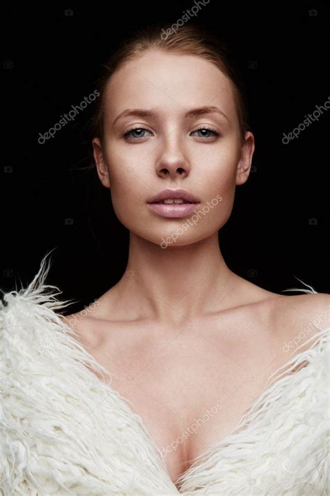 Retrato De Una Sensual Mujer Hermosa Con Los Labios Abiertos Completos