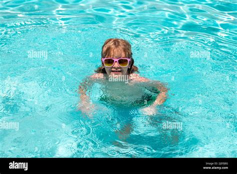 Los Niños Nadan Junto A La Piscina En El Fondo Del Agua Niño Feliz